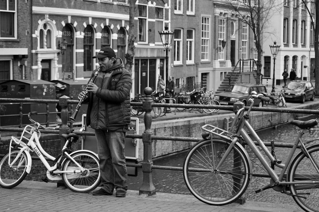 zdjęcie uliczne - grajek